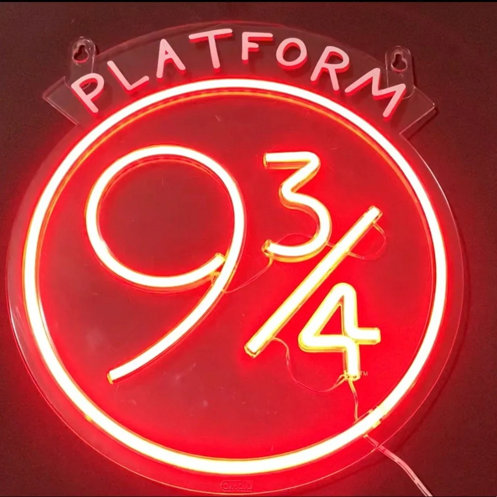 NEW Hogwarts Harry Potter LED light Platform 9 3/4